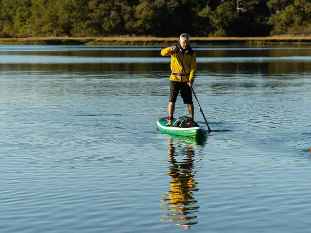 Zwei Personen paddleboarden auf einem See