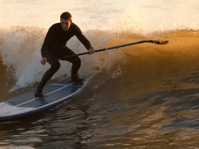CEO John Hibbard surft ein Paddleboard